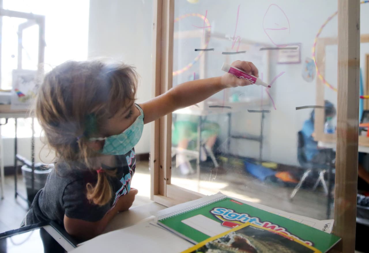 Los sectores que permanecerán abiertos, aun cuando la región esté bajo la orden de toque de queda incluyen:
<br>Escuelas que han recibido una exención
<br>Infraestructura crítica
<br>Tiendas minorista al 20% de capacidad
<br>Restaurantes ofreciendo solo comida para llevar y entregas a domicilio
<br>