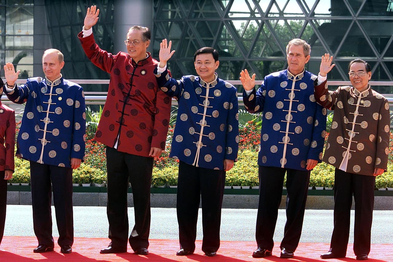En Shangai, China, el 21 de octubre de 2001. El presidente ruso Vladimir Putin, el primer ministro de Singapur Goh Chok Tong, el primer ministro tailandés Thaksin Shinawatra, el presidente de EEUU George W. Bush y el primer ministro vietnamita Phan Van Khai, con ropas tradicionales chinas.
