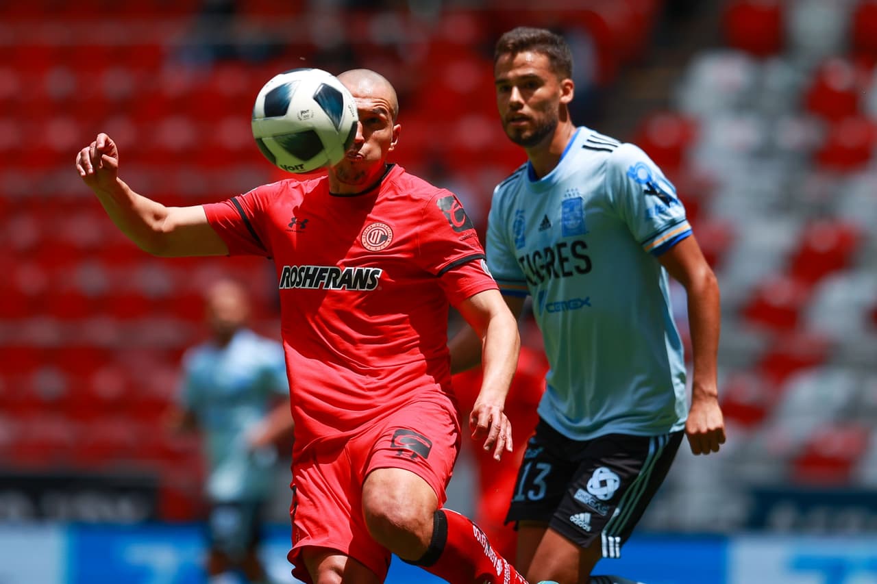 Toluca se impone en su casa ante Tigres 2-1 durante la segunda Jornada del Apertura 2021. Guido Pizarro abrió el marcador a los 27 minutos a favor de los de la UANL, pero Raúl López Gómez igualó el partido a los 33' y Alexis Canelo sumó gol para aventajar a los locales (84'). Fue Braian Zamudio quien sentenció el partido así los 'Diablos Rojos' suman tres puntos en el Grita México.