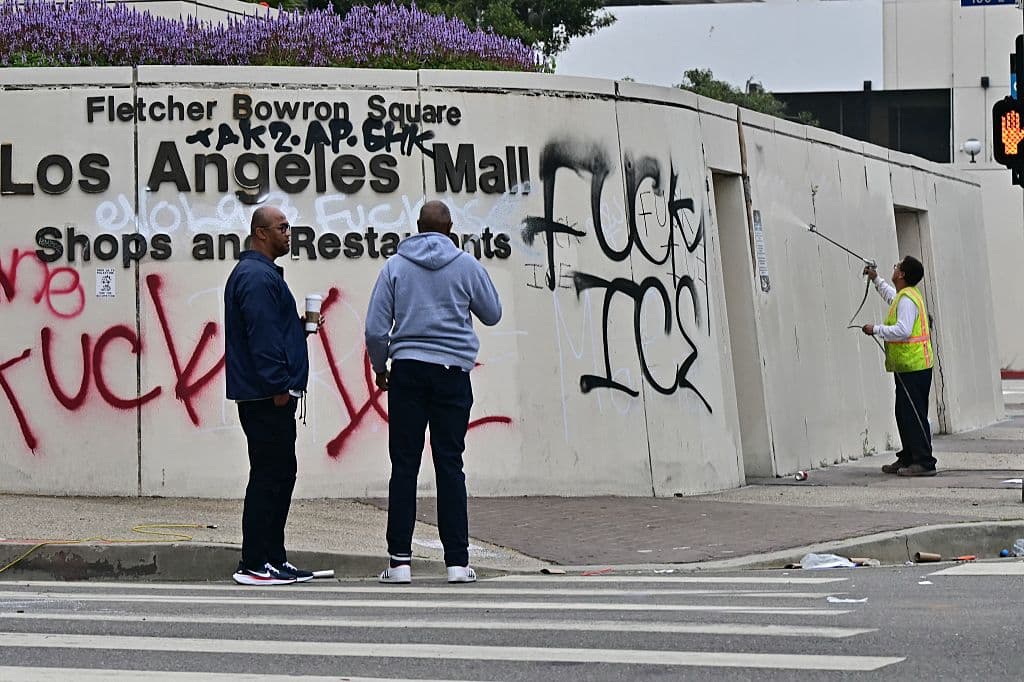 La tercera jornada de protestas contra ICE en Los Ángeles culminó con 29 personas arrestadas y otras tantas detenidas. La ciudad amaneció el lunes repleta de grafitis con insultos al Servicio de Control de Inmigración y Aduanas (ICE), que poco a poco, trabajadores del Ayuntamiento intentaban borrar.