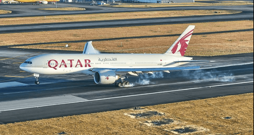 El vuelo de Qatar Airways aterrizó la mañana de este lunes en Nueva Zelanda. En la imagen puede verse el momento justo en el que el avión aterrizó.