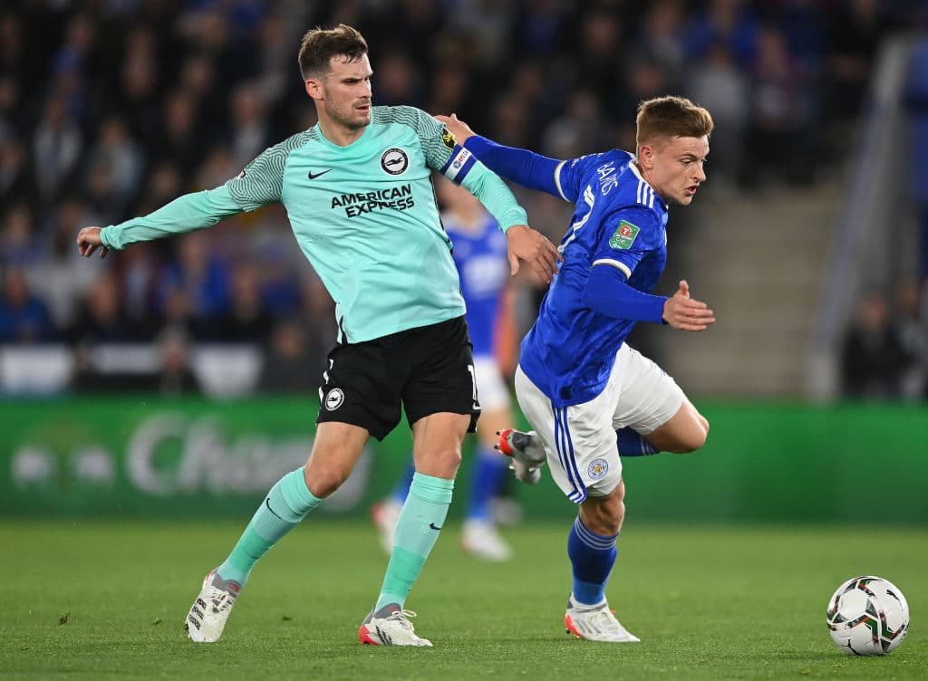 Leicester City consigue su clasificación a cuartos de final de la Carabao Cup tras derrotar, en tanda de penales a Brighton and Hove Albion (4-2). En tiempo regular, Barnes y Lookman anotaron para los 'Foxes', mientras que para los 'Seagulls' fueron Webster y Mwepu.