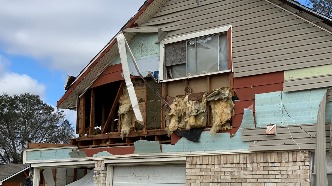 Los fuertes vientos de la tormenta y el tornado causaron serios
<a href="https://www.univision.com/local/houston-kxln/arboles-caidos-y-escombros-en-las-calles-el-panorama-en-pasadena-tras-el-paso-de-un-tornado-video">daños en las casas de varios vecinos</a> en la ciudad localizada al sureste de Houston.