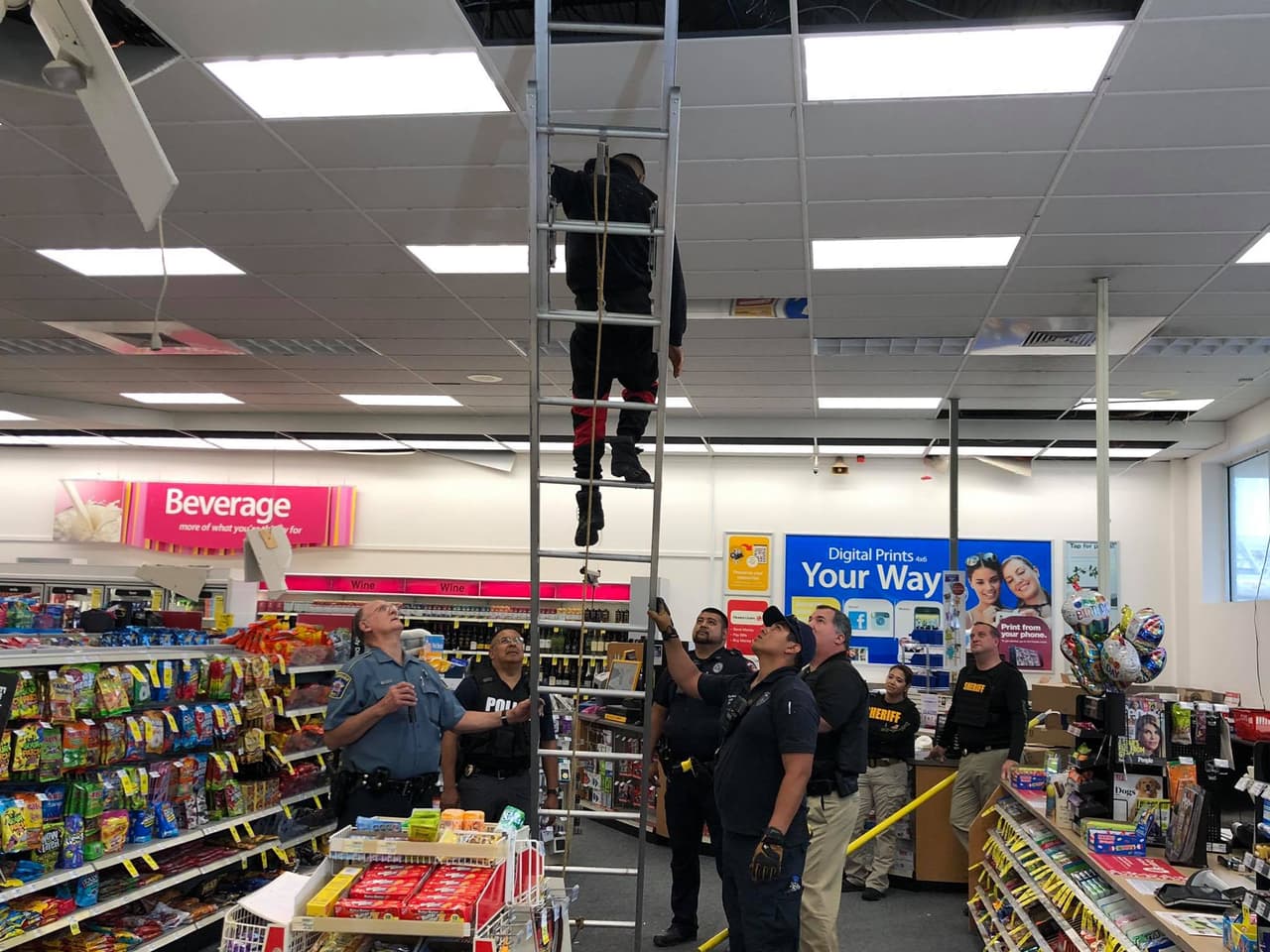 El operativo requirió de agentes de varias agencias del orden.