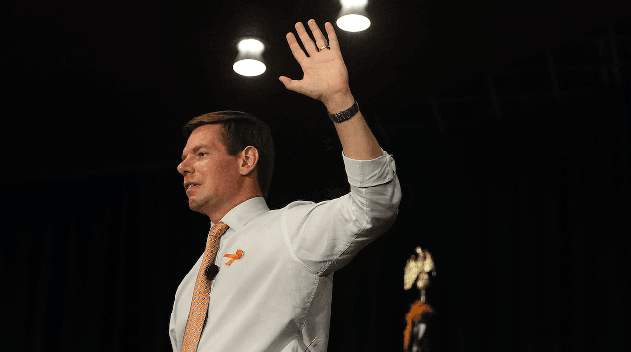 El precandidato demócrata Eric Swalwell se retira de la carrera presidencial