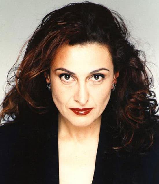 Cristina Michaus es quien da vida a 'Doña Esperanza', ella es una reconocida actriz mexicana que ha edificado su carrera en cine, teatro y los foros de televisión.