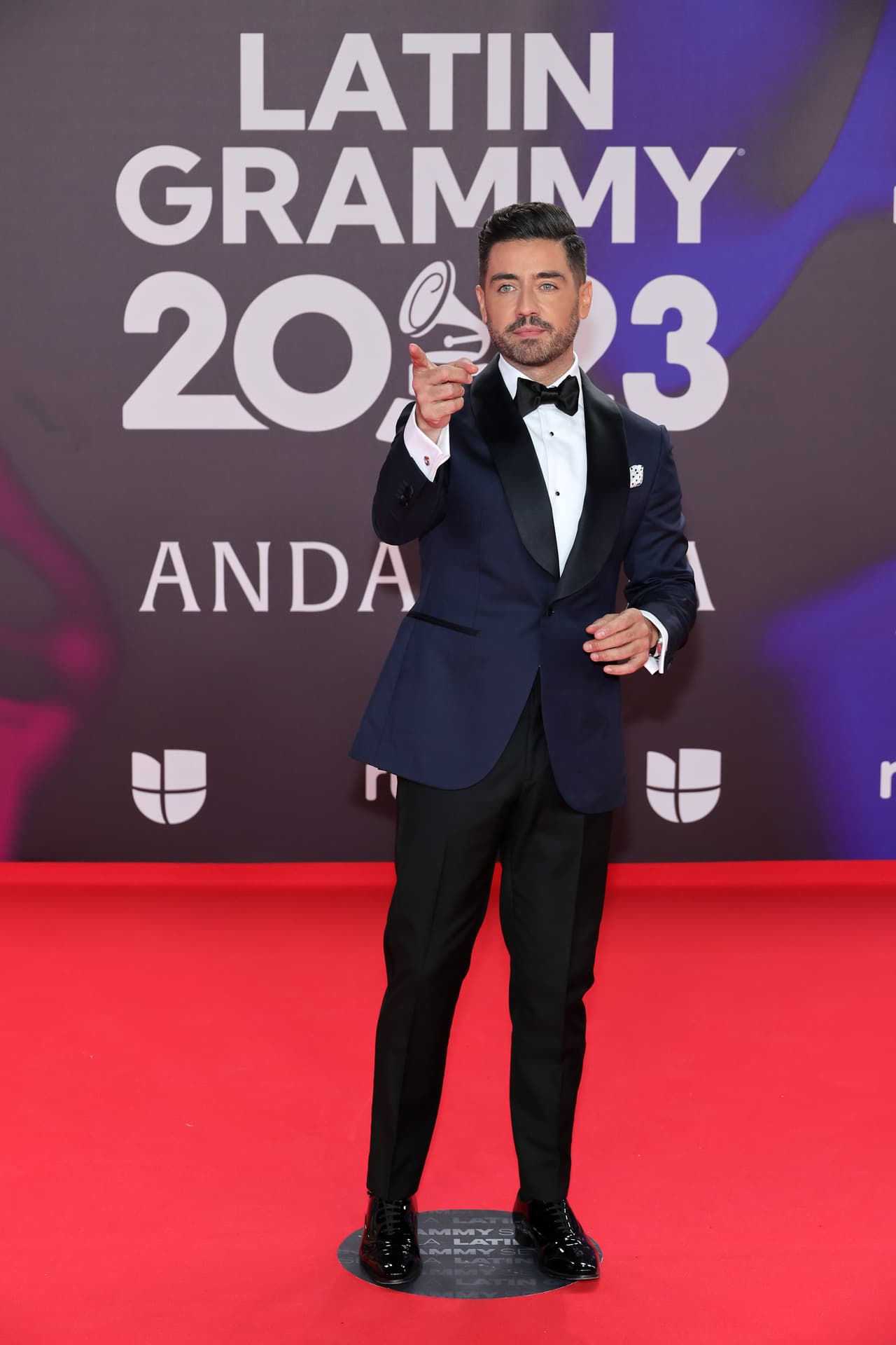 El periodista optó por una tonalidad azul en el saco.