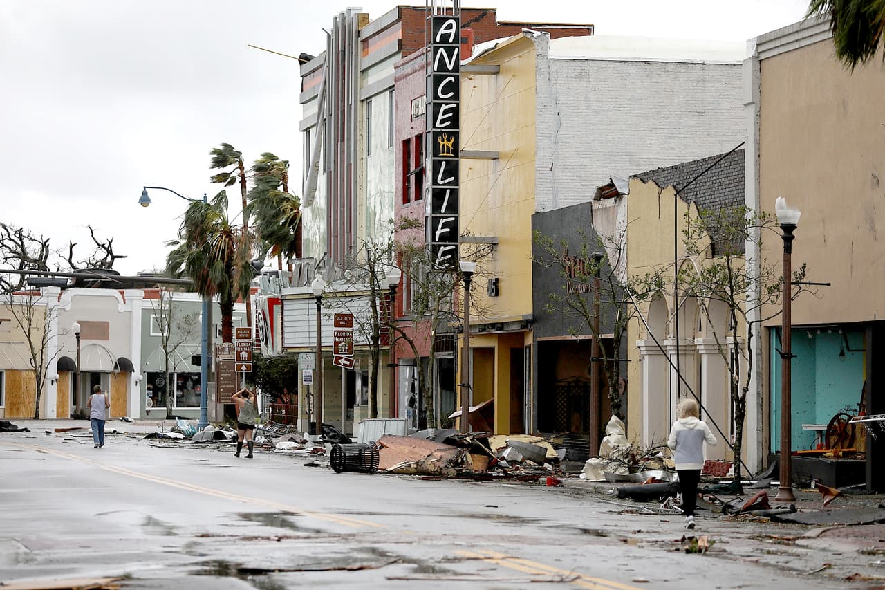 Un cine y otros negocios del centro de Panama City impactados por el huracán Michael.