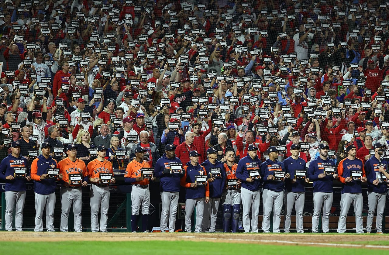 MLB realiza el tributo Stand Up To Cancer todos los años durante la Serie Mundial y el Juego de Estrellas.