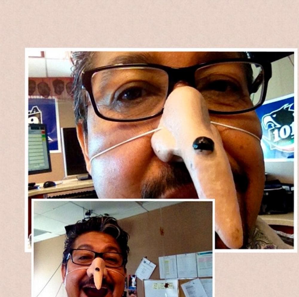 ¿Qué tál su disfraz de bruja con todo y berruga?