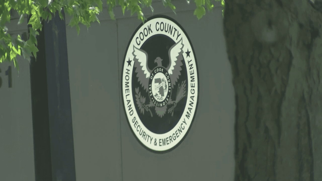 El condado de Cook
<a href="https://www.univision.com/local/chicago-wgbo/de-esta-manera-el-condado-de-cook-busca-evitar-el-panico-entre-inmigrantes-a-causa-de-los-camiones-del-dhsem-video">quiere evitar crear pánico</a> entre la comunidad inmigrante con algunos de sus vehículos.