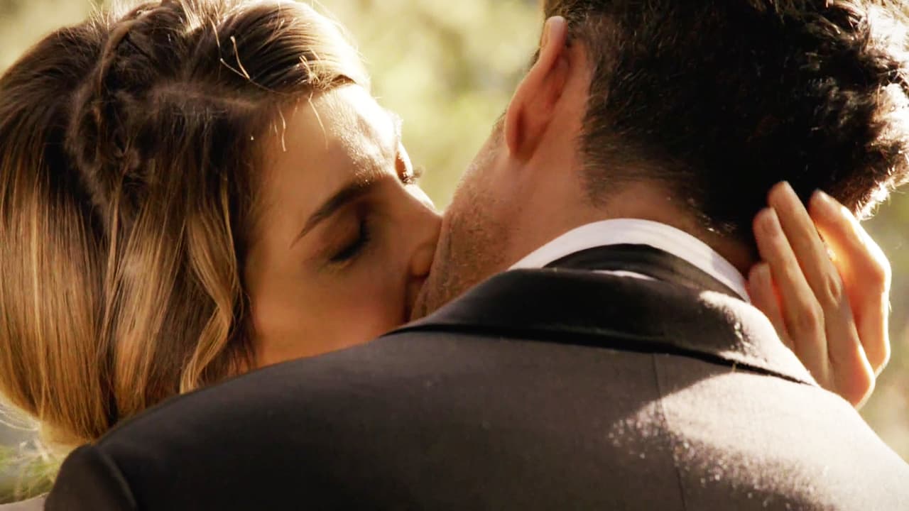 En El Hotel de los Secretos, Isabel finalmente es libre para amar a Julio, pues su compromiso con Diego fue roto.