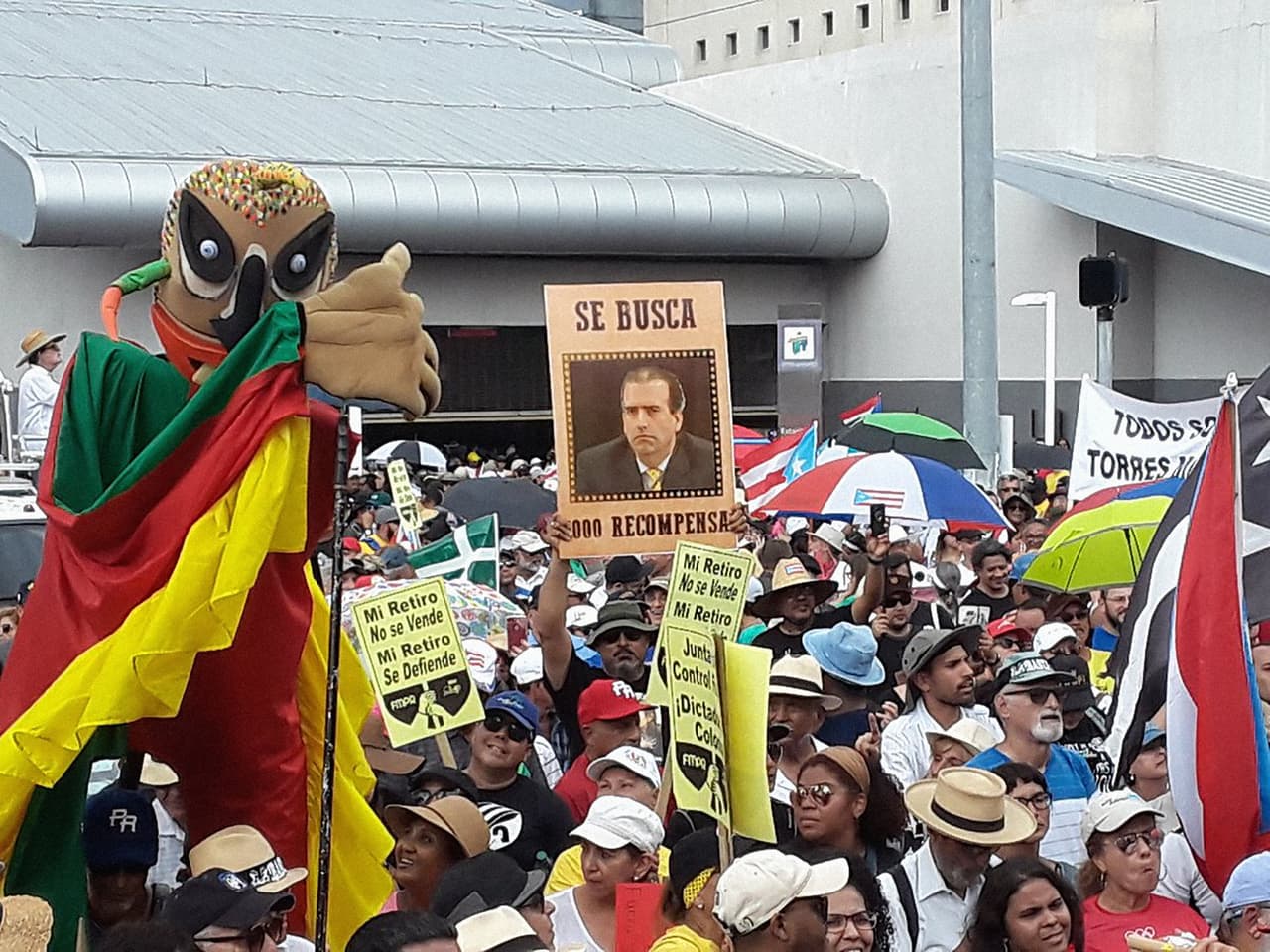 <b>"Un pueblo educado es una amenaza para un gobierno corrupto", </b>dijo la portavoz estudiantil puertorriqueña Verónica Lugo. En la protesta participaron maestros, pensionados y trabajadores tanto del sector público como privado. (Foto del Twitter de la alcaldesa de San Juan, Carmen Yulín Cruz)