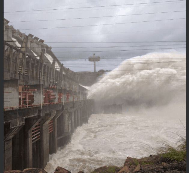 El volumen de agua que salió de la represa y que se mira en la imagen no es el normal. El diputado por el estado Bolívar, Americo De Grazia, denunció que cuando comenzaron las lluvias y el nivel del río aumentó, las compuestas no fueron abiertas siguiendo los protocolos. "No abrir las compuestas en el momento indicado: esa es la razón de la catástrofe", escribió en su cuenta de Twitter.