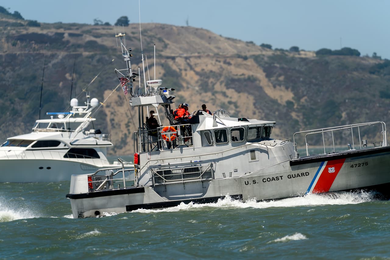 La Guardia Costera de Estados Unidos rescató al menos a 16 personas y busca a más en las aguas frente a la costa de California