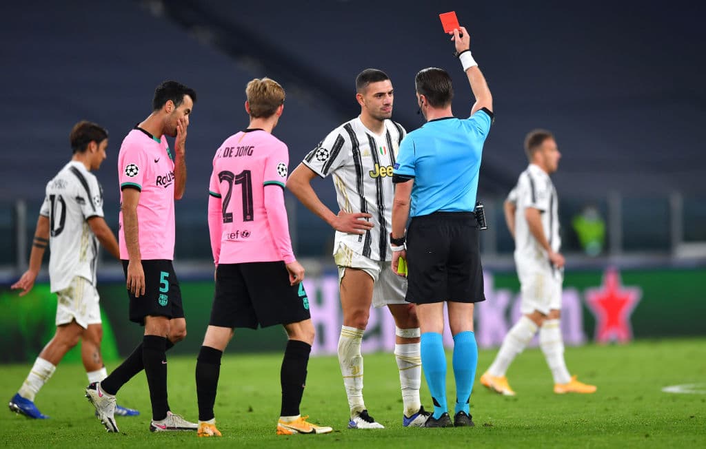 Con goles anulados, Barcelona se impone a la Juventus 2-0 tranquilamente. Dembelé abrió el marcador al minuto 14, sin embargo fue un partido sufrido para la Juventus, que jugó sin su estrella Cristiano Ronaldo. Messi remató la victoria tras cobrar un penal durante los últimos minutos del partido.