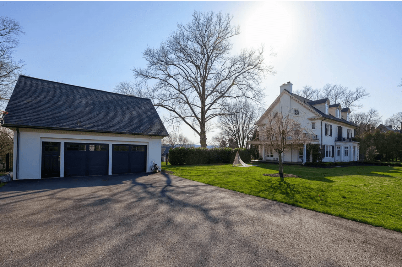 Los Swift compraron la casa en 1997 por $280,000 después de mudarse de una granja de árboles de Navidad de 11 acres en las cercanías de Reading. Inicialmente se cotizó por $ 1,099,000 en febrero y desde entonces se ha rebajado.