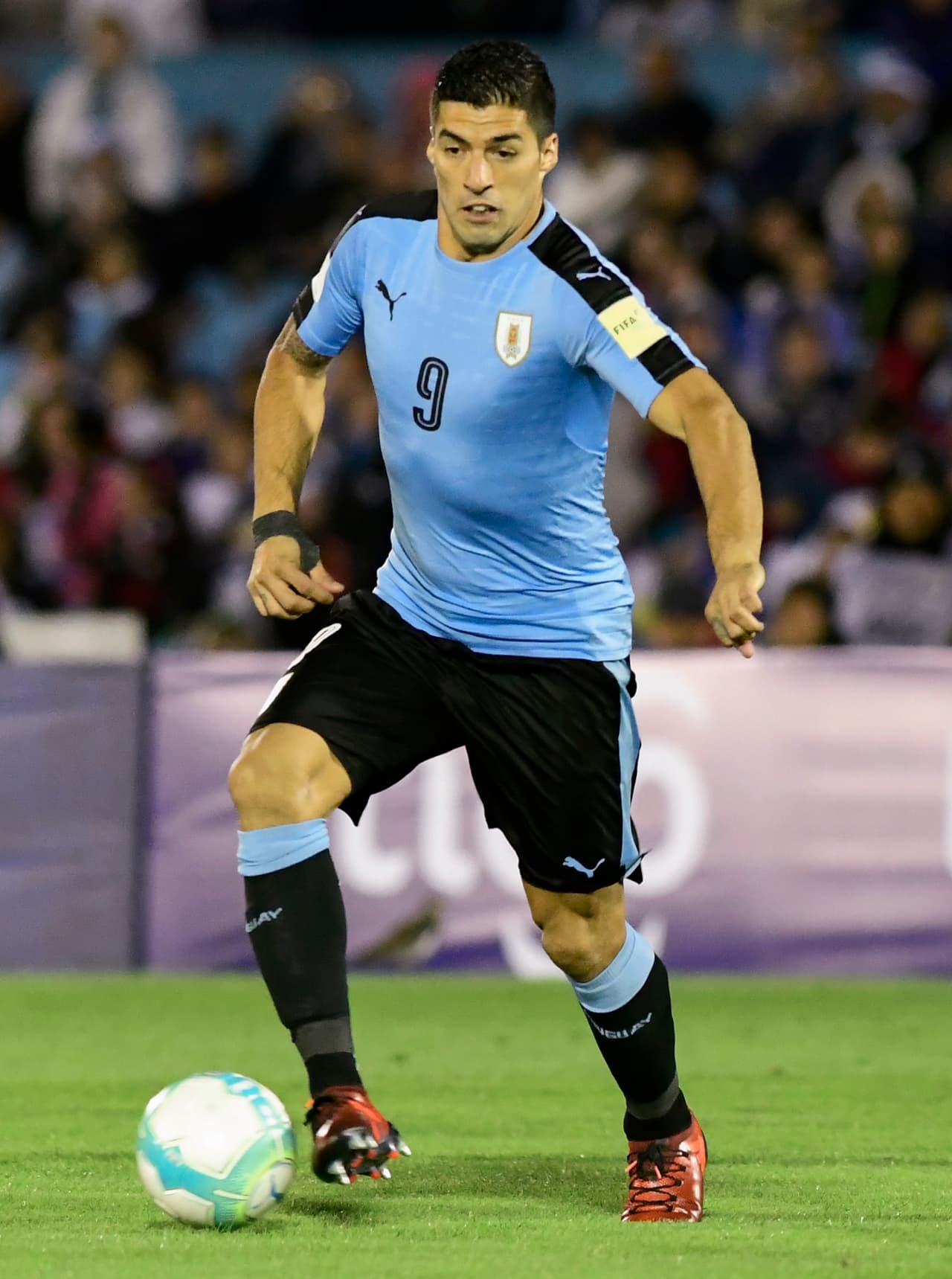 <b>Luis Suárez</b>:
<b>23.3 millones de dólares</b>. Es el delantero de la Selección de Uruguay y juega con el Barcelona.