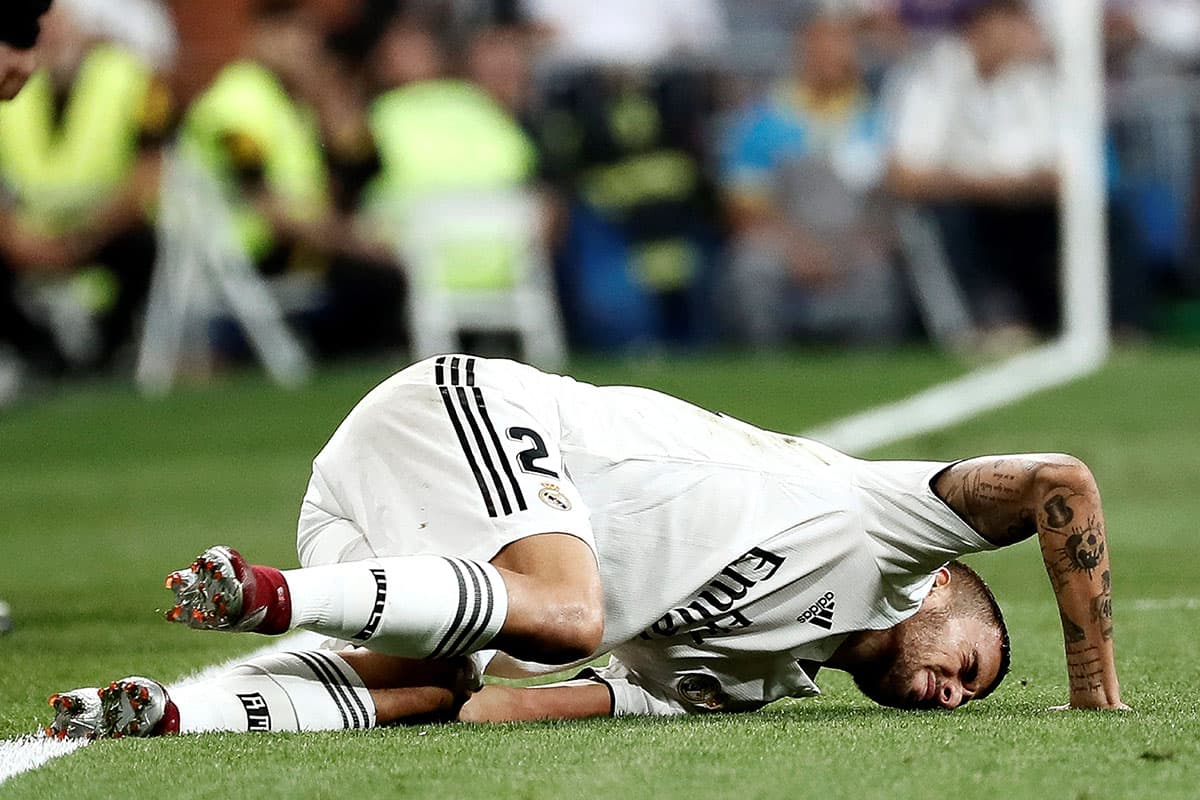 La pierna fuerte también estuvo presente, Dani Ceballos del Real Madrid se lamenta luego de una falta recibida.