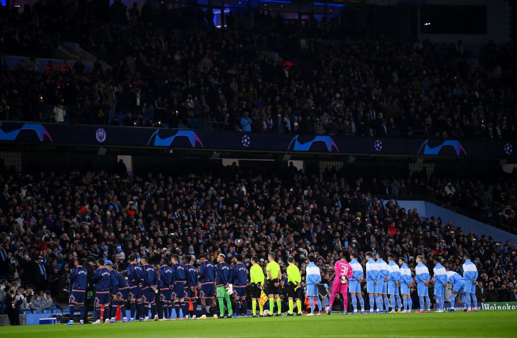 Manchester City se imopne al Paris Saint-Germain 2-1 durante la fase de Grupos en la UEFA Champions League. El conjunto parisino se adelantaba con gol de Kylian Mbappé, pero Raheem Sterling y Gabriel Jesús le dieron a los Cityzens la victoria sobre el tridente Messi-Mbappé-Neymar.