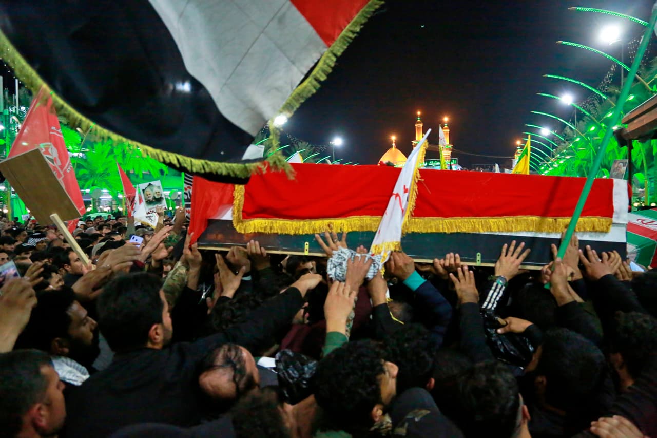 Decenas de personas cargan los ataúdes del general iraní Qassem Soleimani y del líder miliciano proiraní Abu Mahdi al-Muhandis en la ciudad iraquí de Kerbala el 4 de enero del 2020.