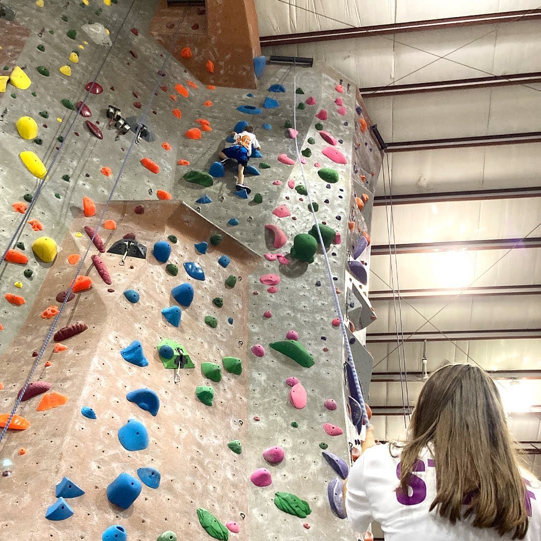 <b>DESAFÍA TUS LÍMITES AL ESCALAR ROCAS EN INTERIORES</b>: El hecho de que esté lloviendo no significa que no puedas hacer ejercicio y lograr hazañas físicas desafiantes para los mortales promedio. En el área de Filadelfia, por ejemplo, cuentas con varias opciones para escalar en interiores.
