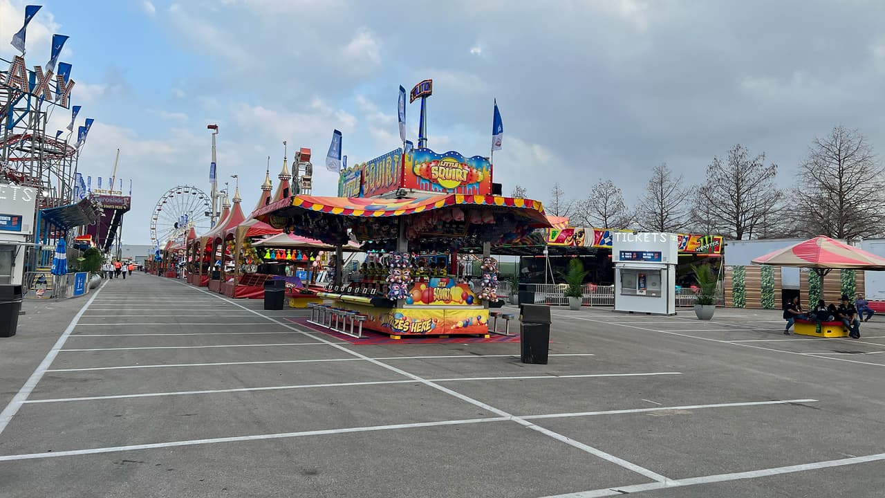 Para los más pequeños, existe un parque de diversiones donde se deben comprar boletos para subirse a una de las atracciones.