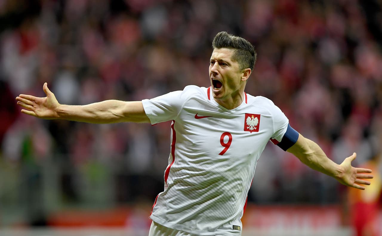 <b>Robert Lewandowski</b>:
<b>11.6 millones de dólares</b>. Es el delantero y capitán de Polonia y juega con el Bayern Múnich de Alemania.