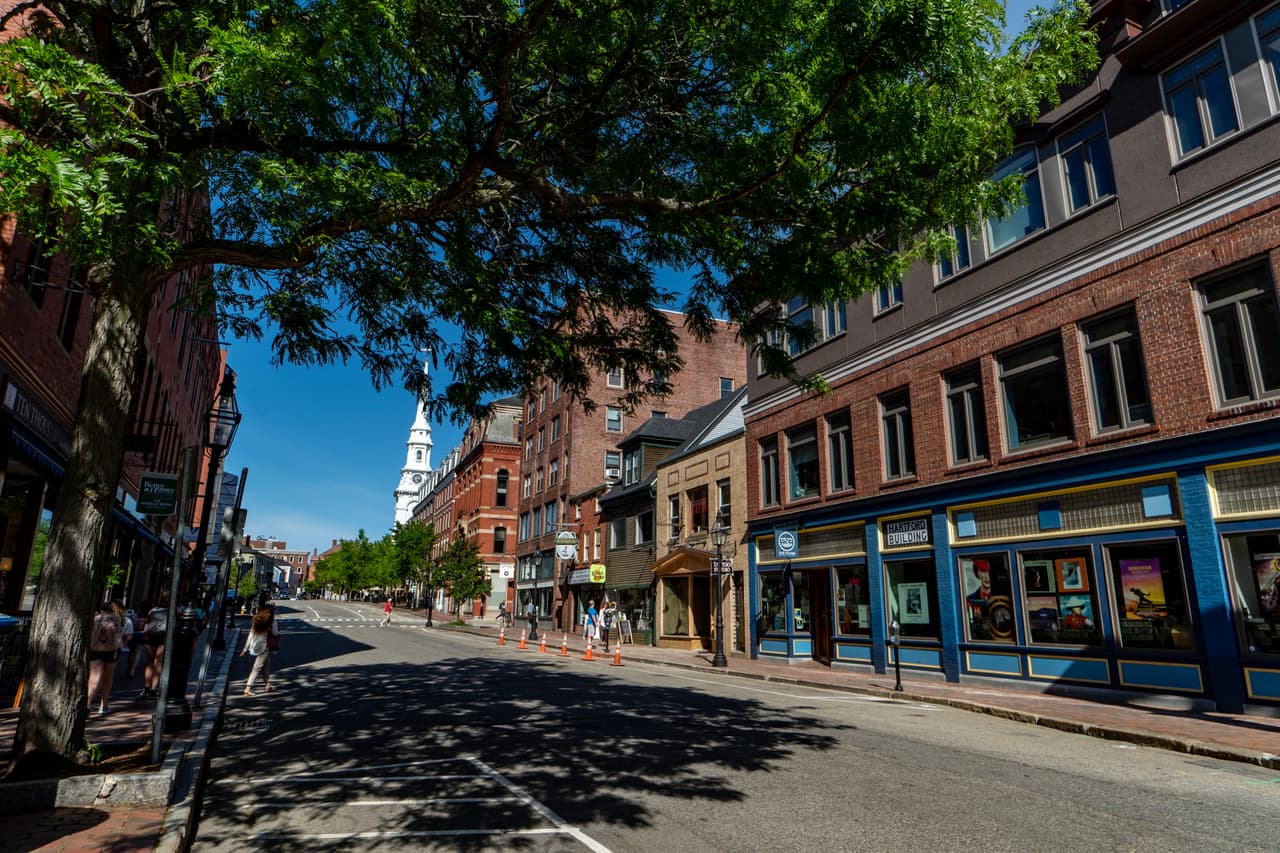 <h3 class="cms-H3-H3">5. New Hampshire</h3>
<br>
<br>🔨
<b>Tasa promedio de ofertas de empleo en los últimos 12 meses: </b>7.78%
<br>
<br>⚙️
<b>Variación con respecto al año anterior: </b>+67.6%
<br>
