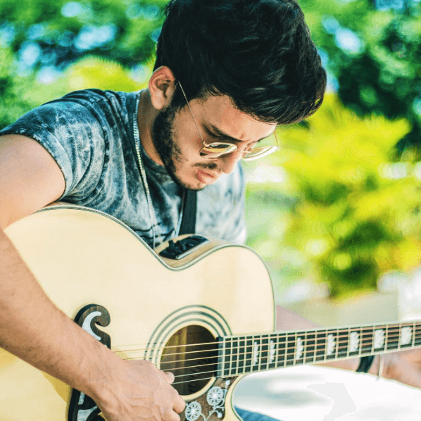 Desde los 12 años comenzó a vincularse al mundo musical, escribiendo sus propias canciones.