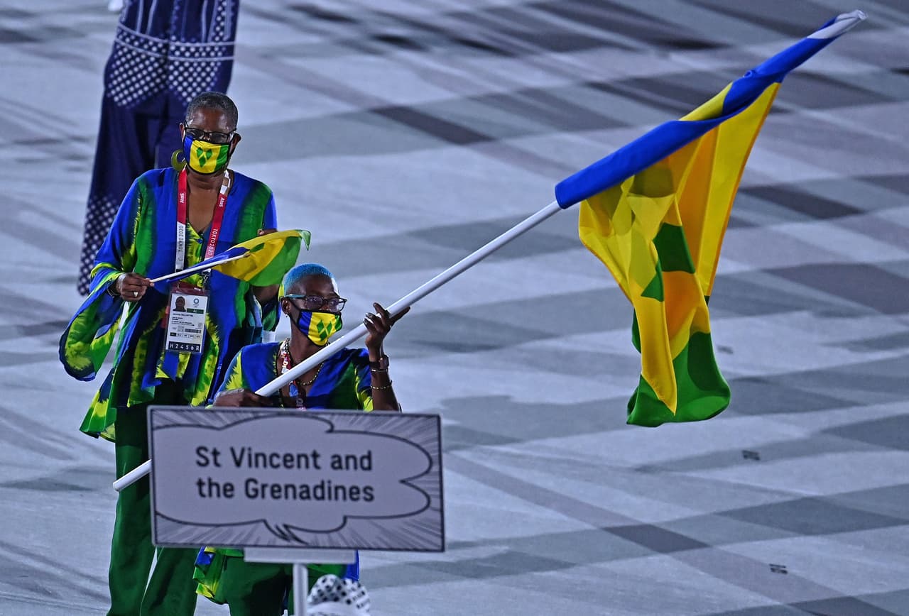 Shafiqua Maloney fue el encargado de portar la bandera de San Vicente y las Granadinas.