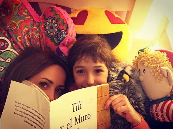 Las pequeñas también disfrutan de las aventuras ficticias que tienen los libros.