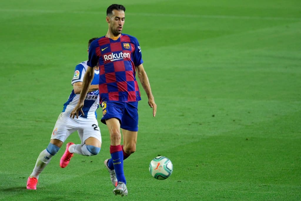 Sergio Busquets recupera el esférico en su campo y sale con el balón controlado para crear el contragolpe.
