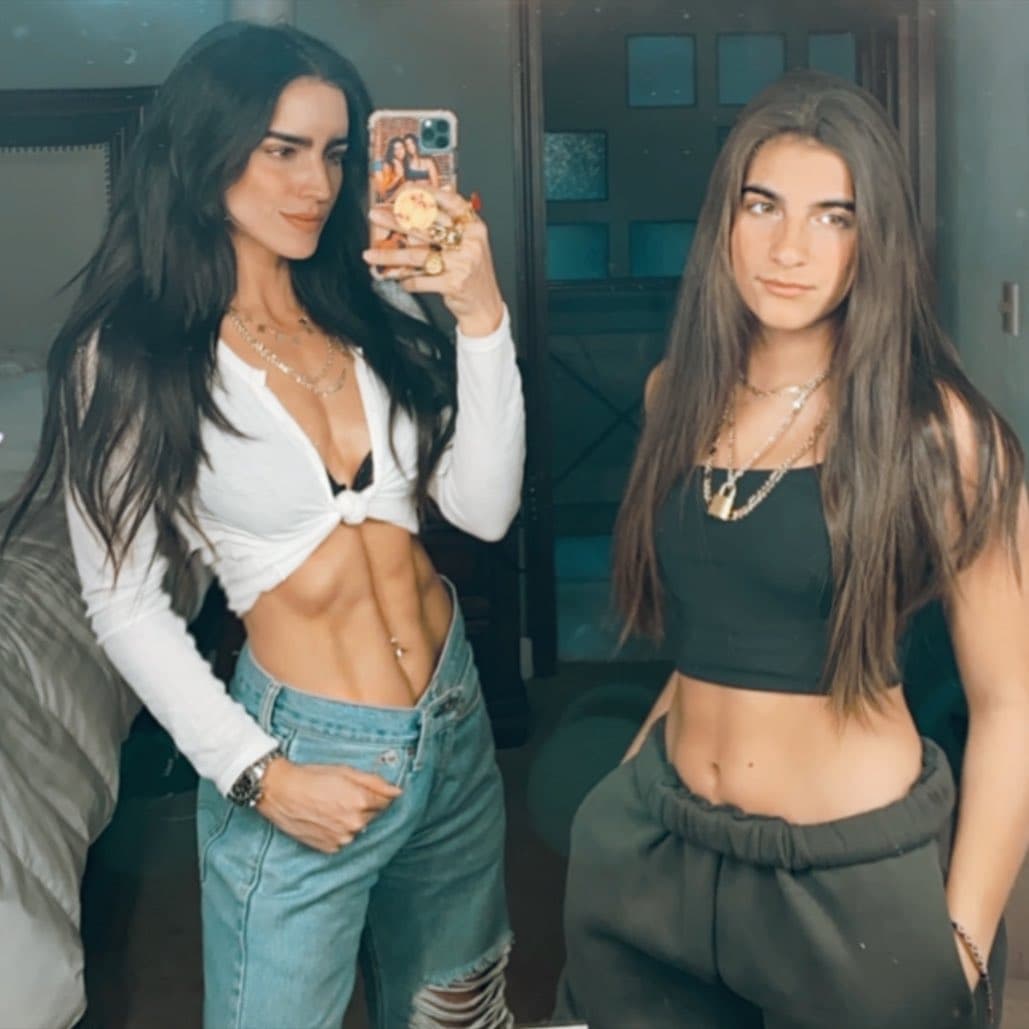 De Regil recordó lo que significó ser mamá soltera: "Me dejaron con una bebé" y mencionó que ahora es un ejemplo para su hija: "Hacemos ejercicio, tomamos una copa de vino, nadie se emborracha, nadie fuma. Ella come sano", explicó.