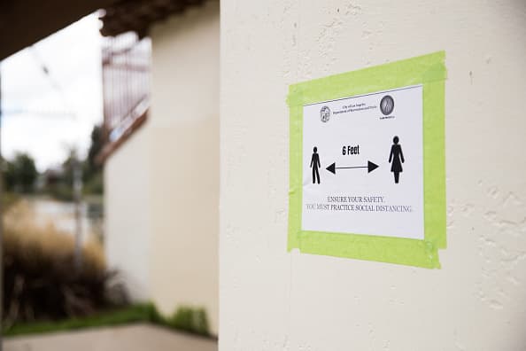 Seis pies (2 metros) es la distancia que durante la pandemia deben respetar las personas para evitar contagios.