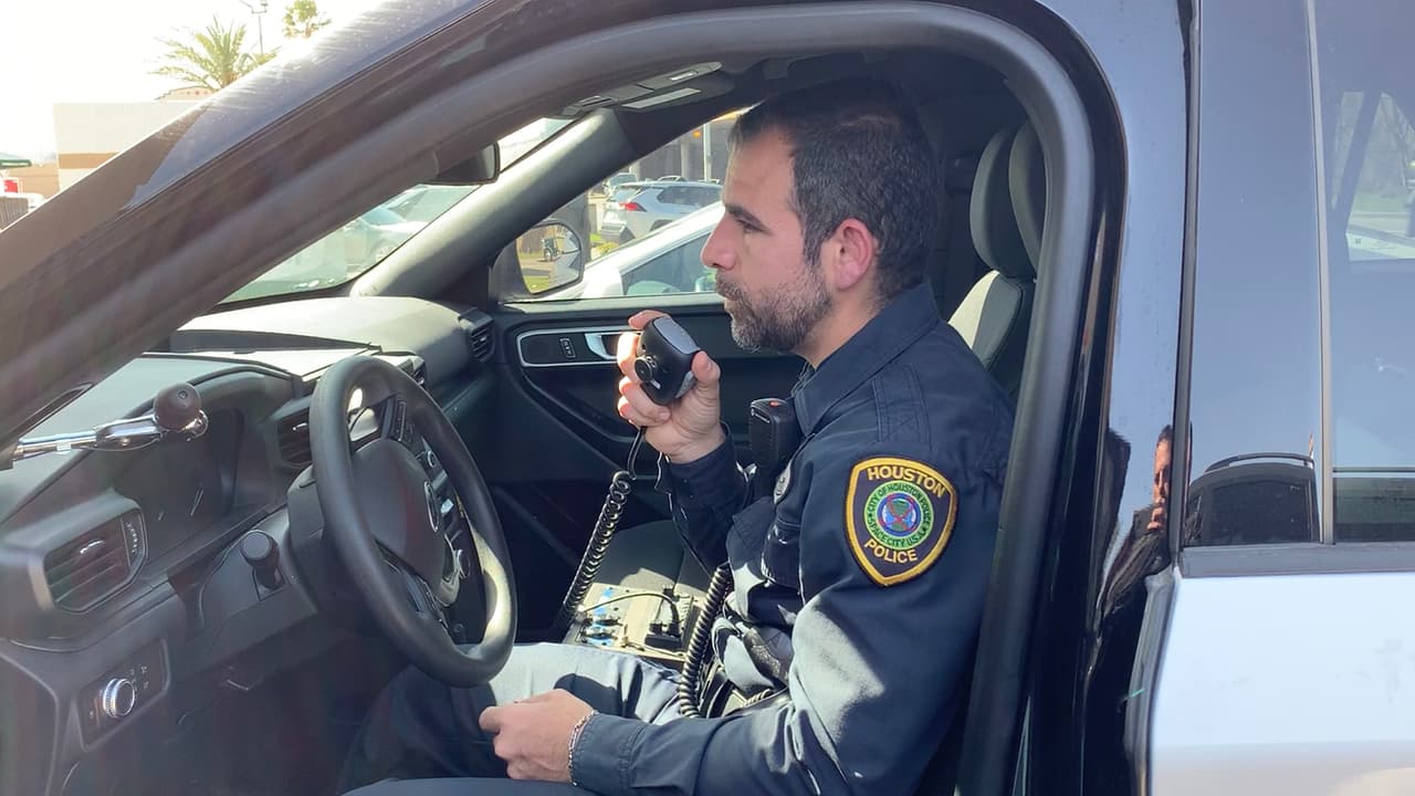 “Cuando el oficial viene acercándose a tu vehículo no es el momento para ponerte a buscar en tu cartera, o buscando el papel del seguro en la guantera, mejor espera a que llegue a tu ventana y pregúntale si puedes sacar tu cartera”, dijo el oficial
<a href="https://www.univision.com/local/houston-kxln/incrementan-los-crimenes-con-armas-de-fuego-durante-lo-que-va-del-ano-video" target="_blank">Jesús Robles,</a> del Departamento de Policía de Houston (HPD).