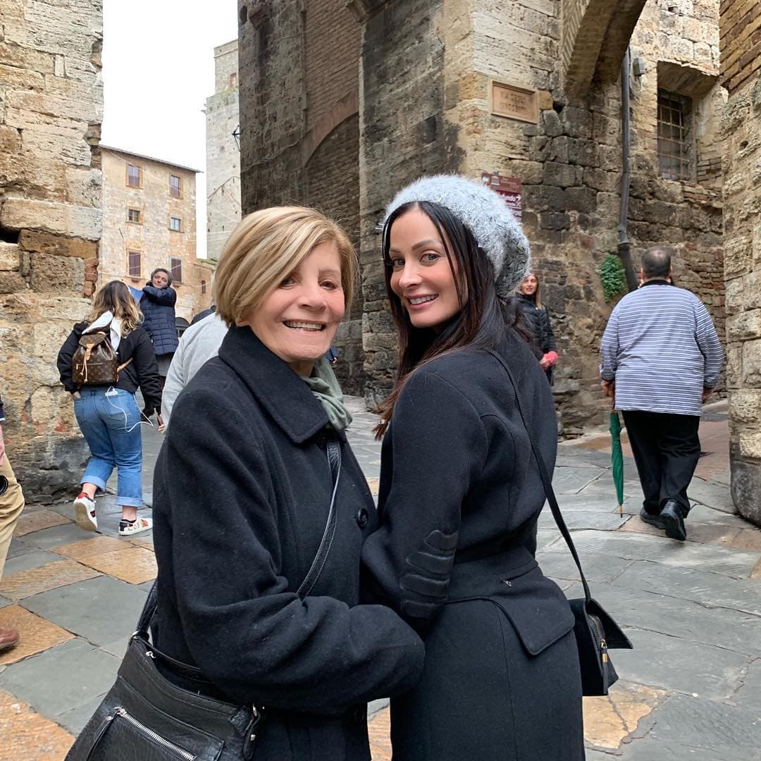Dayanara, aquí junto a su mamá, también recorrió San Gimignano, un pueblo en las colinas de la Toscana, al sur de Florencia.