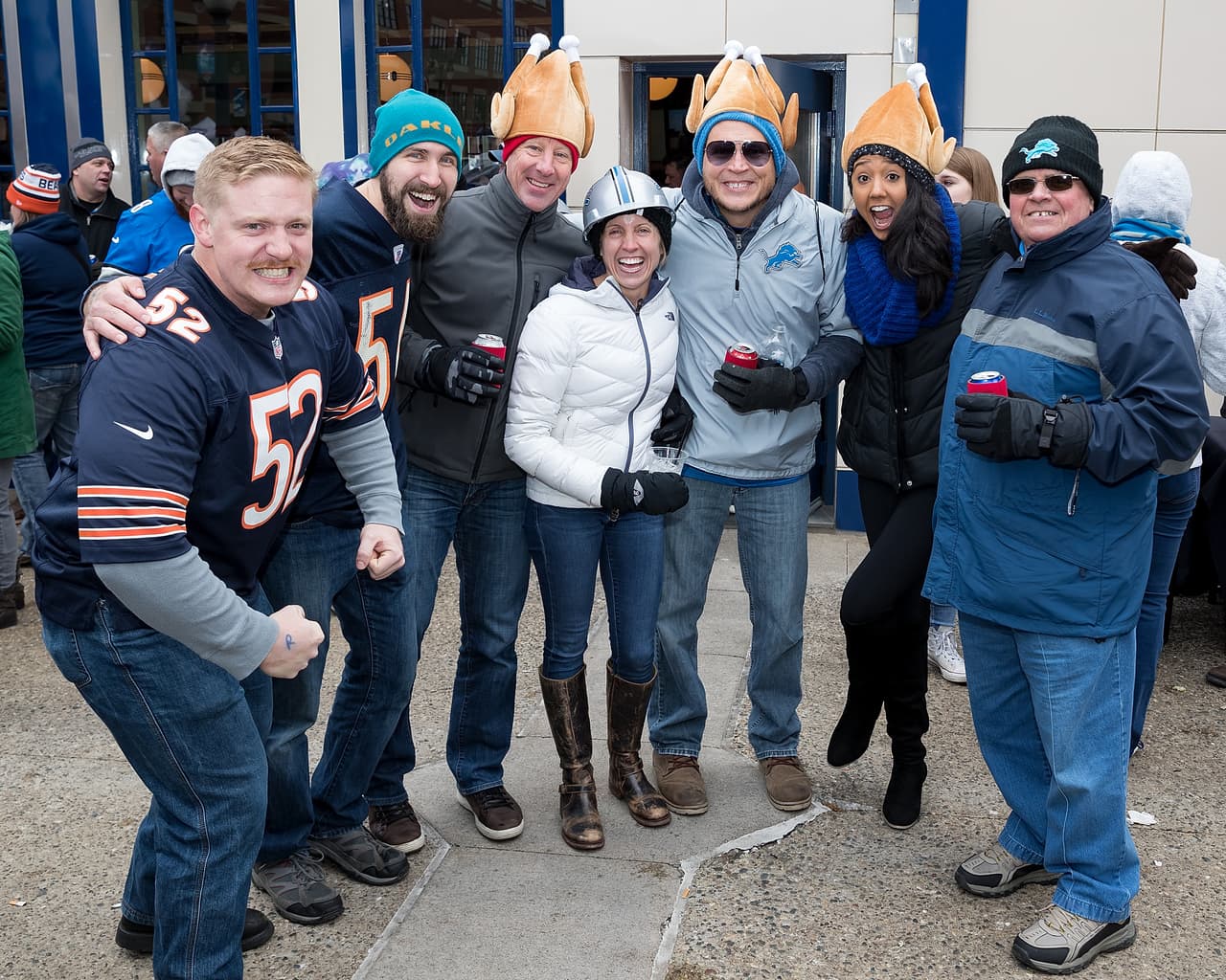 El duelo en casa de Detroit Lionel con Chicago Bears en la NFL marca una jornada especial en la que celebridades como Tim Allen, los disfraces de los hinchas y las porristas le dan un colorido único.