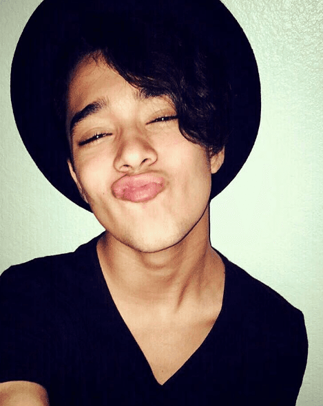 Le encanta tomarse selfies con sombreros, bandanas, lentes, bufandas y accesorios en general.