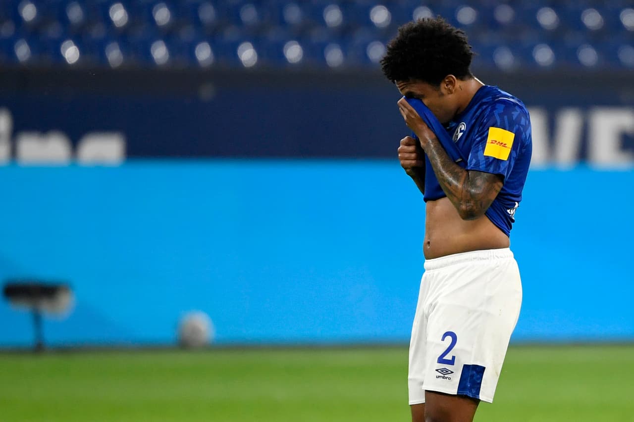 Tremendo esfuerzo de Weston McKennie que tiene que limpiar el sudor de su rostro.