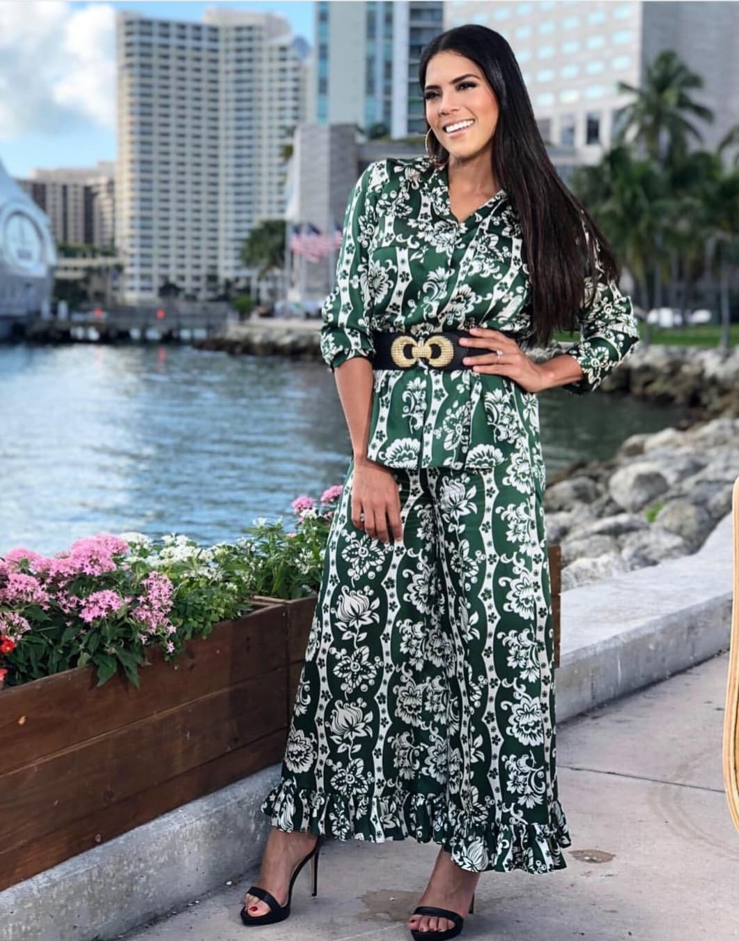 El verde esmeralda triunfará este 2019, Francisca Lachapel se ve espectacular con este vestido largo con estampado floral.