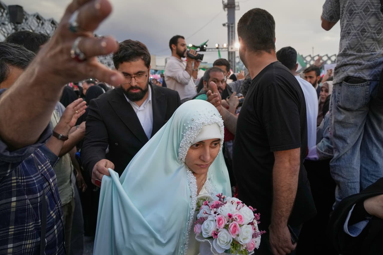 Los iraníes tomaron un gran respiro ante el frágil alto al fuego, desde el inicio del conflicto, entre globos de colores rosas y blancos y una gran alfombra roja que los guiaba hacia una decisión trascendental. No era simplemente un día más, sino que se enlazaban para siempre con su ser querido mediante el matrimonio.