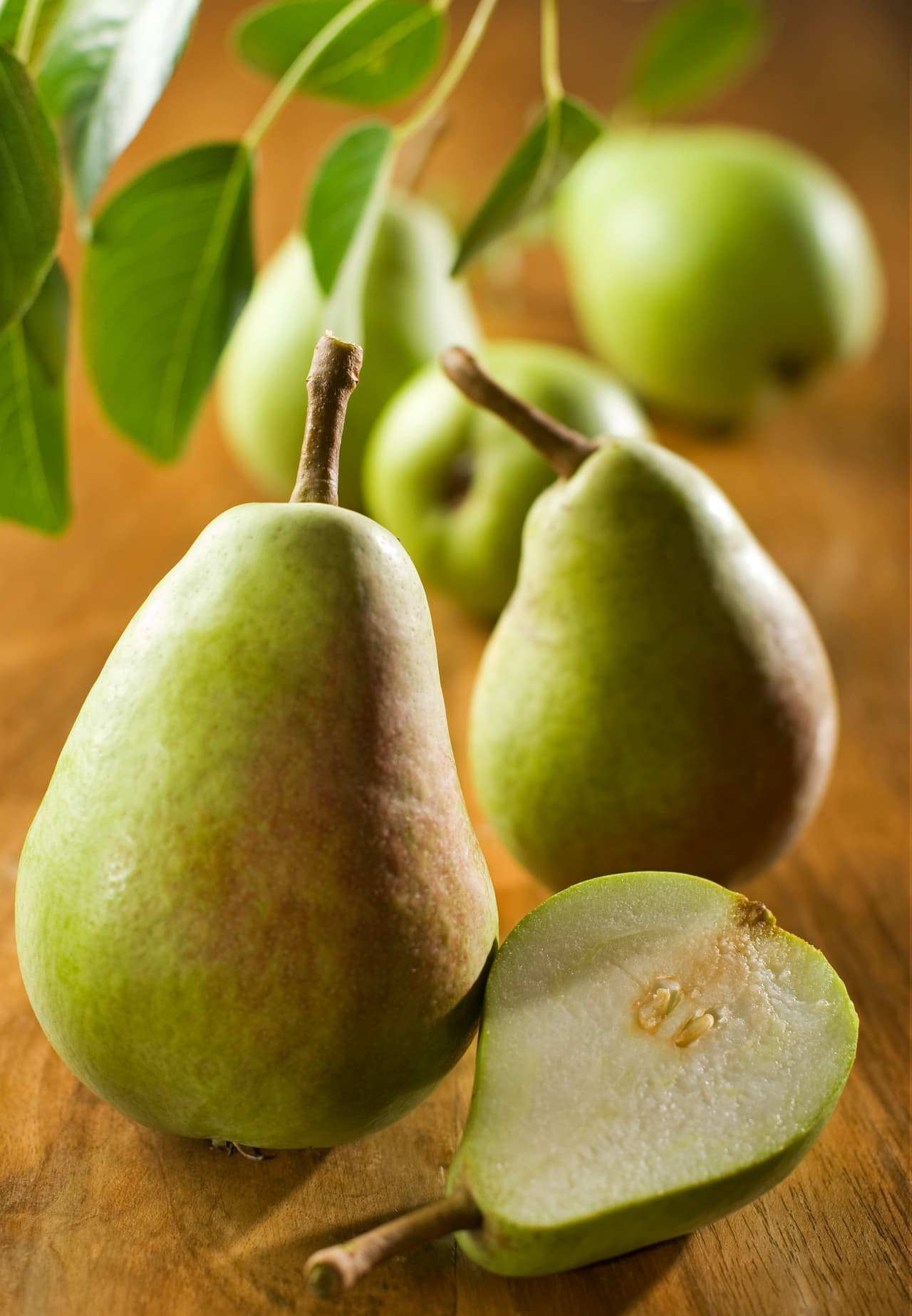 La pera es una fruta de temporada que puedes preparar en almíbar, para hacer este dulce necesitas un kilo de peras, azúcar, agua, rayadura de naranja, vainilla y frascos esterilizados.