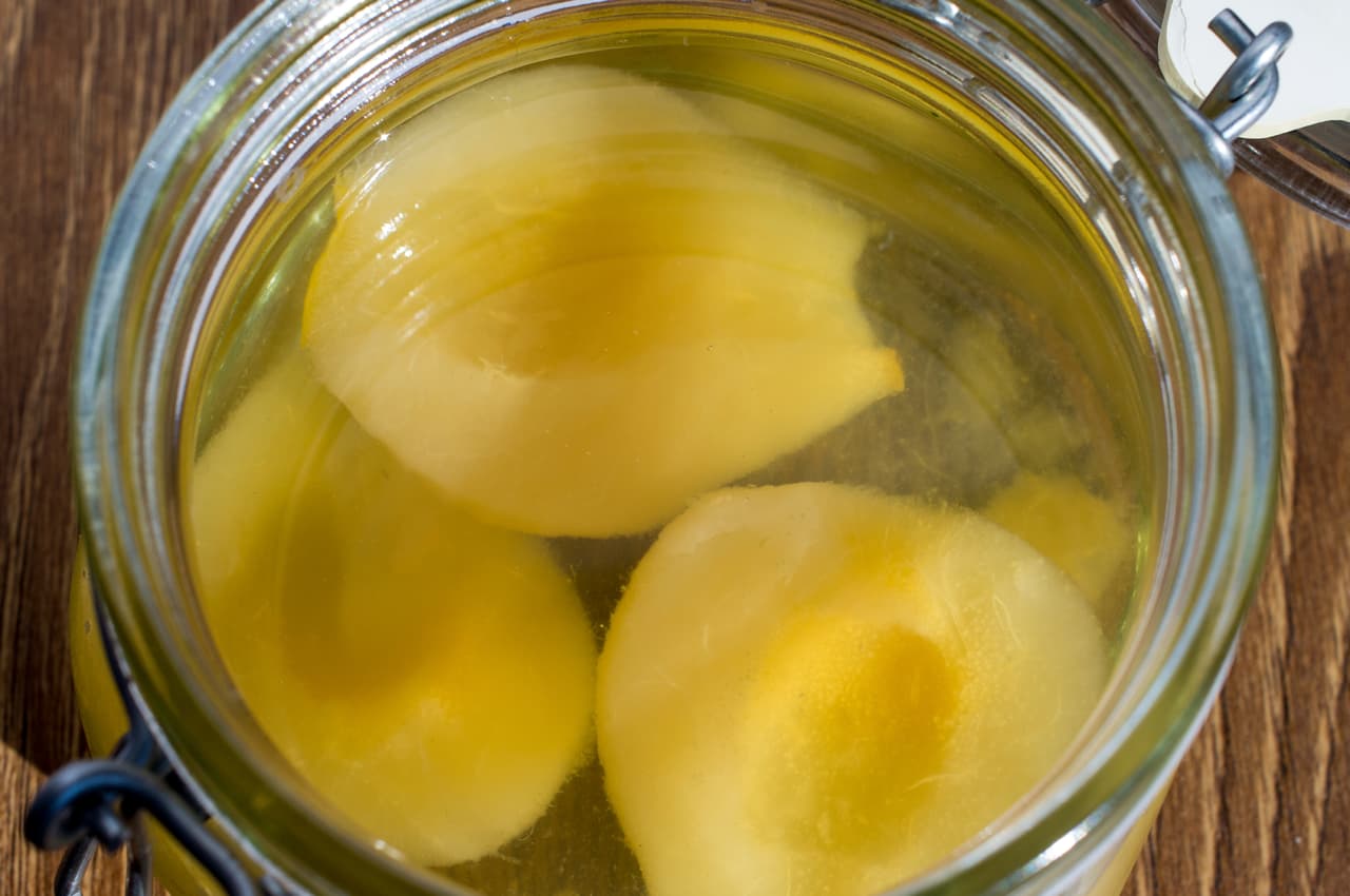 Pela las peras y quitarles las semillas, el corazón y el rabito, y cocínalas durante unos diez minutos, cuidando que no queden muy cocidas. En otra cacerola pon el agua a hervir por 15 minutos agregando todos los demás ingredientes.