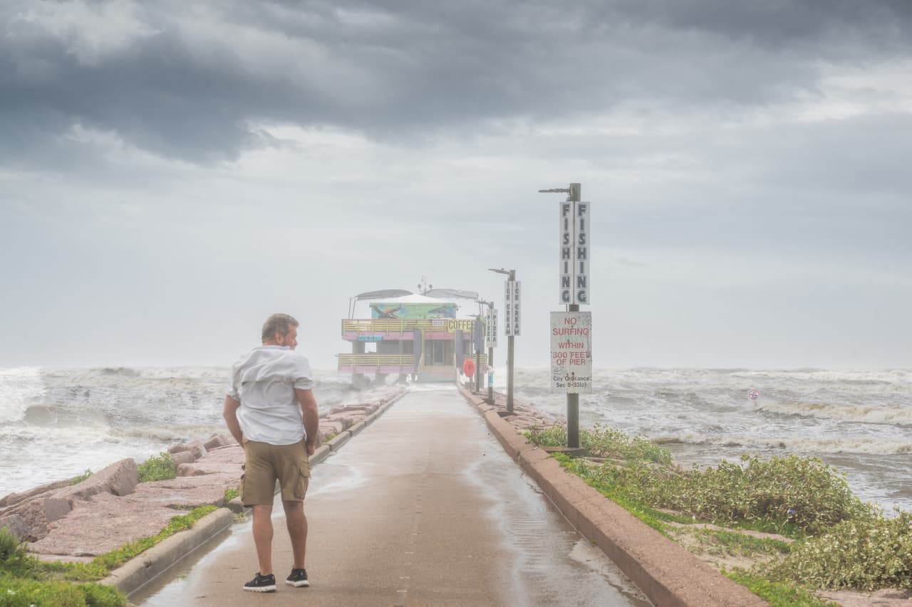 La tormenta Arthur, la primera de la temporada en el Atlántico avanza en tierra muy cerca de Galveston, Texas