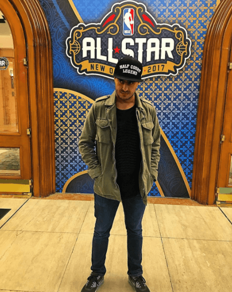 Este look es más urbano, la chamarra verde olivo, la gorra y los jeans son ideales para lucir cómodo.