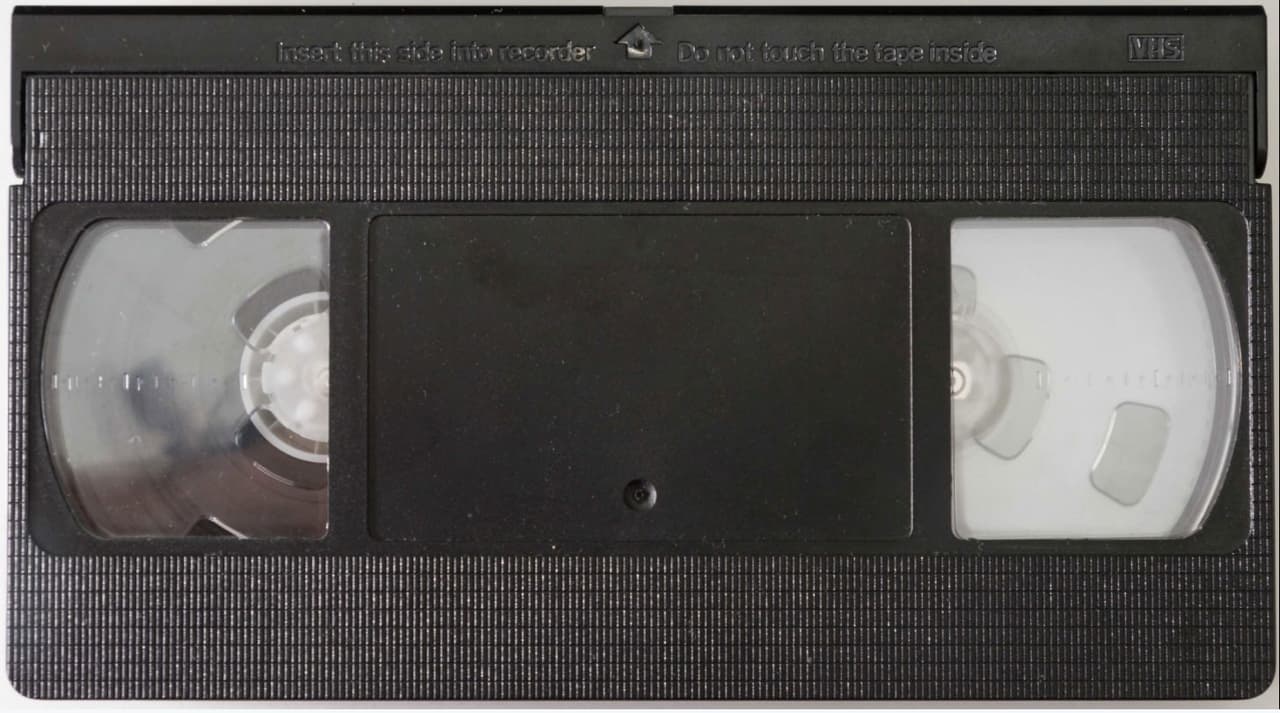 Este tamaño de cassette se utilizó en la primera mitad de la década de los 90, hasta la llegada del DVD (Digital Versatile Disc) en 1995.