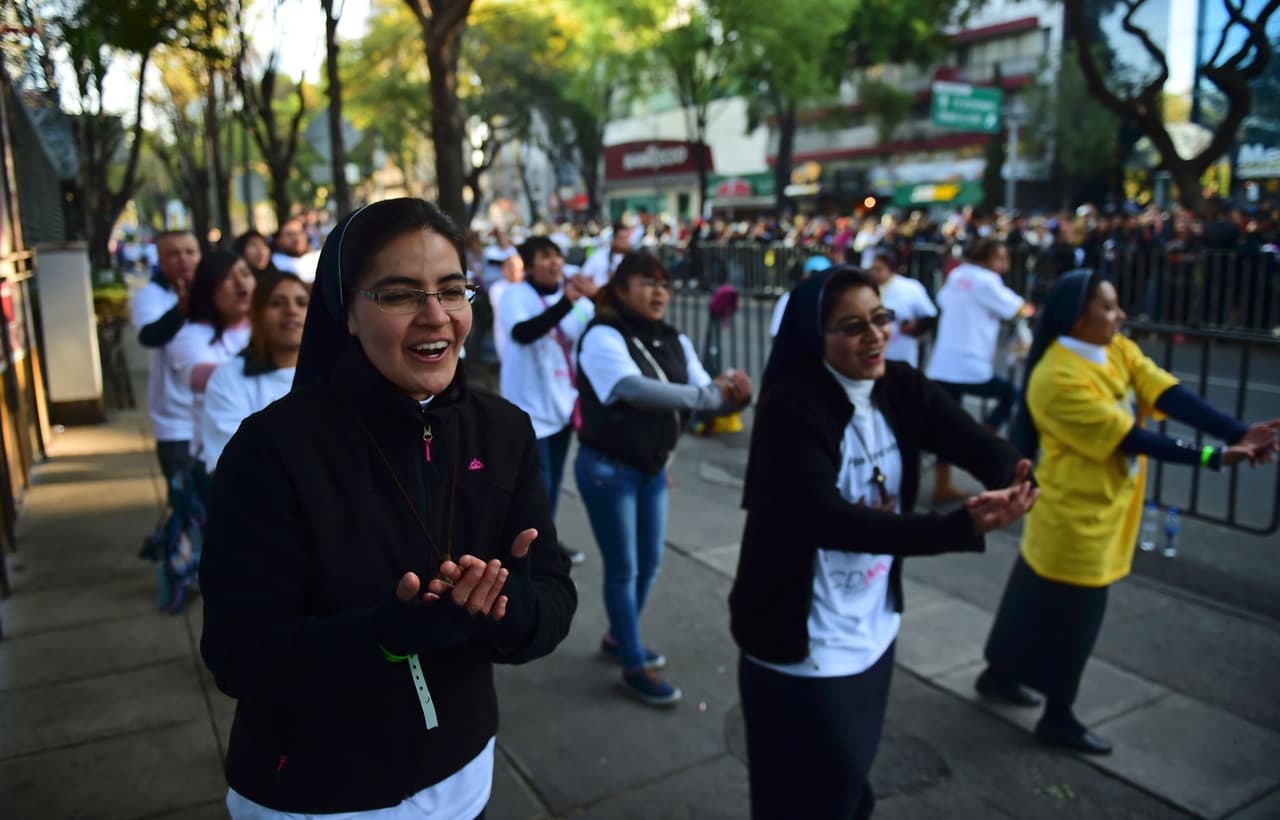 Una monja muy emocionada por la visita de Francisco.
