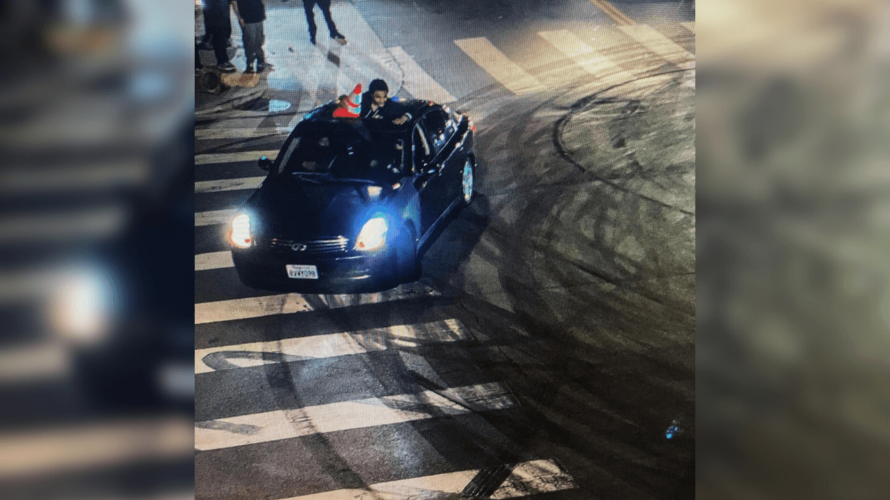 Un vehículo que fue captado en ‘
<a href="https://www.google.com/url?sa=t&rct=j&q=&esrc=s&source=web&cd=&cad=rja&uact=8&ved=2ahUKEwjogOK2ysDzAhVGk2oFHVrrD10QFnoECAQQAQ&url=https%3A%2F%2Fwww.univision.com%2Ftemas%2Fsideshows&usg=AOvVaw3OrXm25mcFUaNW0KbCLhtT">sideshows’</a> el 19 de septiembre en Duboce & Guerrero y en la Sexta a y Harrison fue confiscado por personal del
<a href="https://www.sanfranciscopolice.org/">Departamento de Policía de San Francisco</a>.
<br>