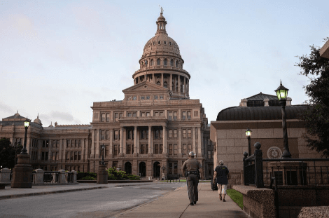 Arrestan a hombre por conducir de manera errática y causar daños en los terrenos del Capitolio de Texas